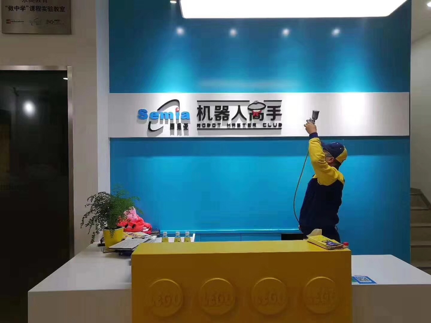 【機(jī)器人之家】?jī)和銟凡考兹┲卫? title=